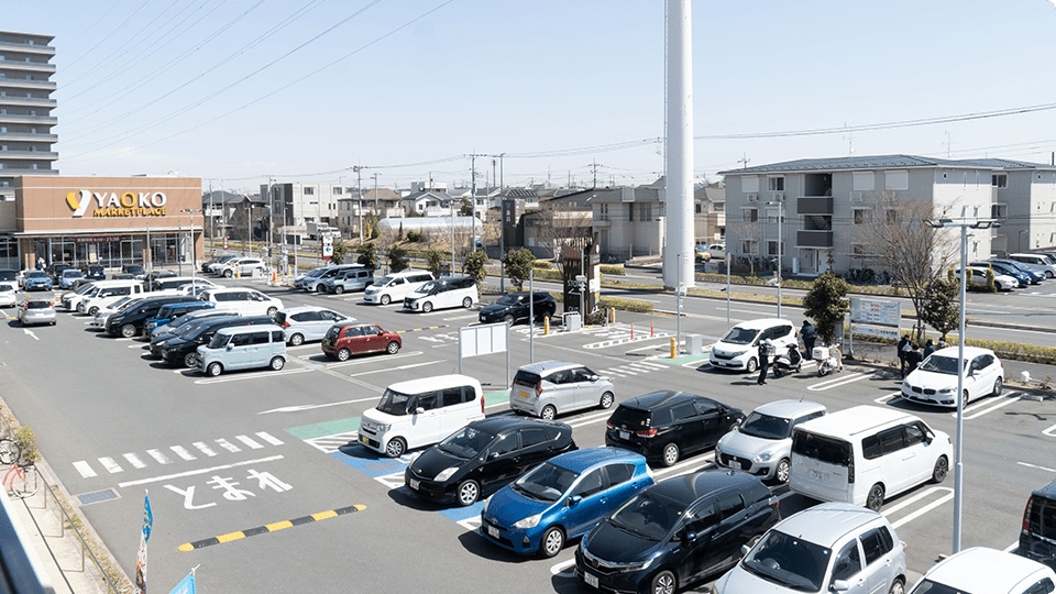 240台の大型駐車場を無料でご利用いただけます